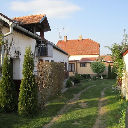 Penzion Bulhary S Vinnym Sklepem Exterior foto