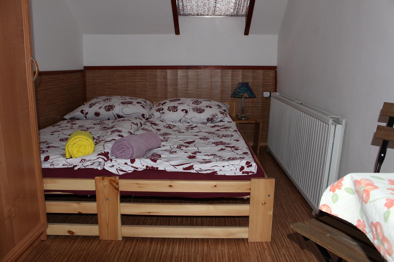 Penzion Bulhary S Vinnym Sklepem Exterior foto
