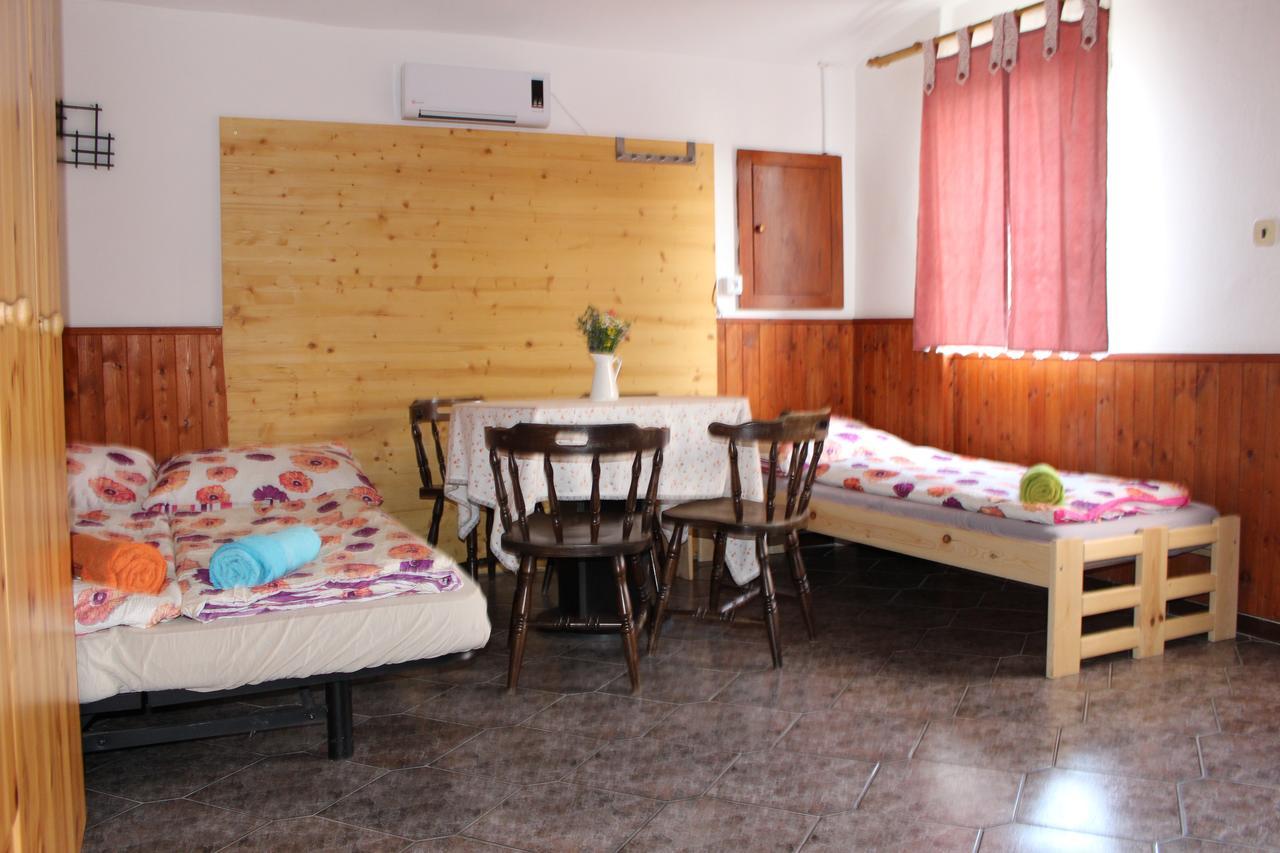 Penzion Bulhary S Vinnym Sklepem Exterior foto