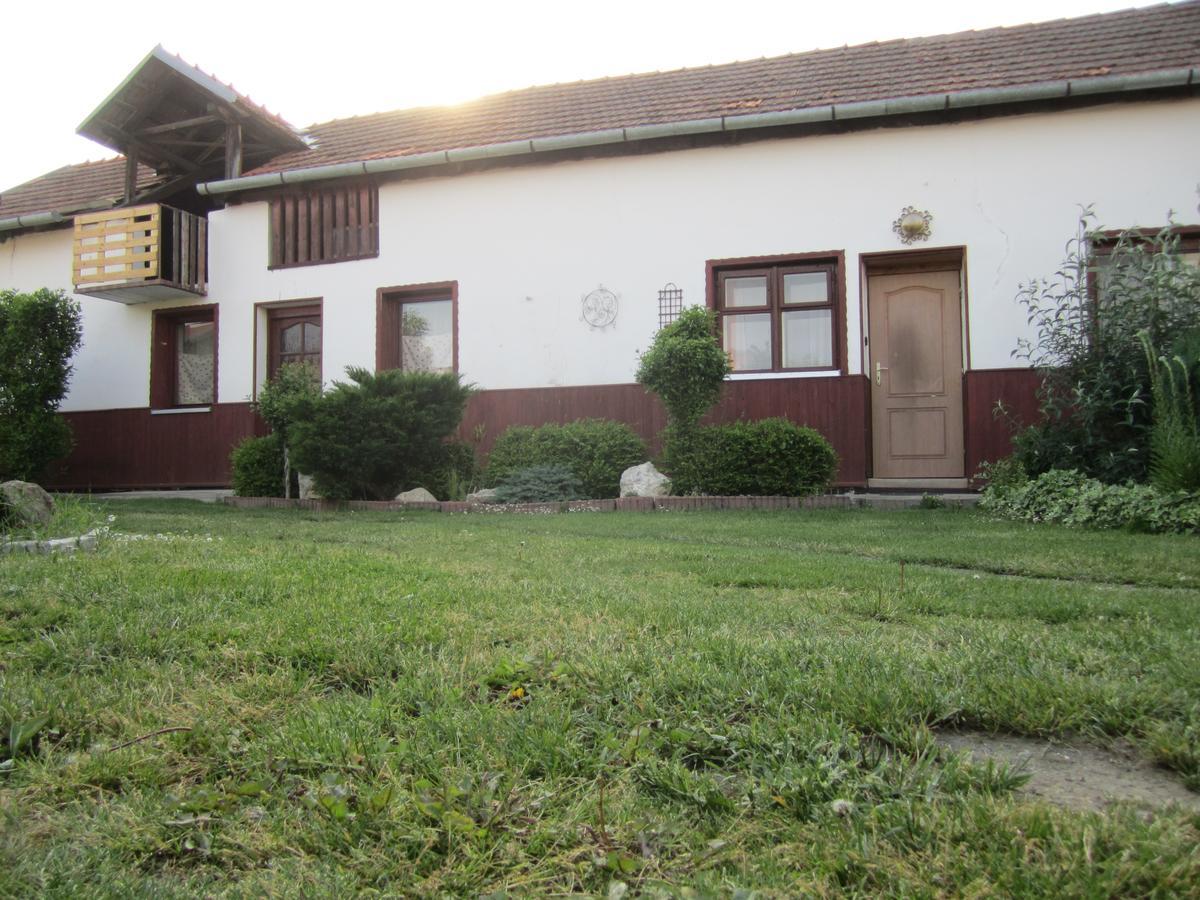 Penzion Bulhary S Vinnym Sklepem Exterior foto