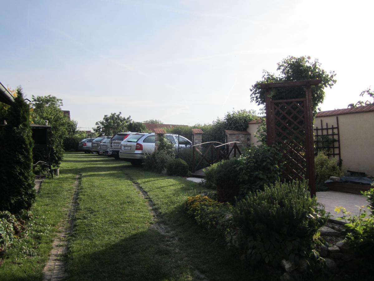 Penzion Bulhary S Vinnym Sklepem Exterior foto